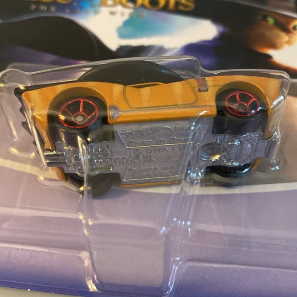 Hot Wheels Character Cars Puss in Boots - Picture 3 of 3